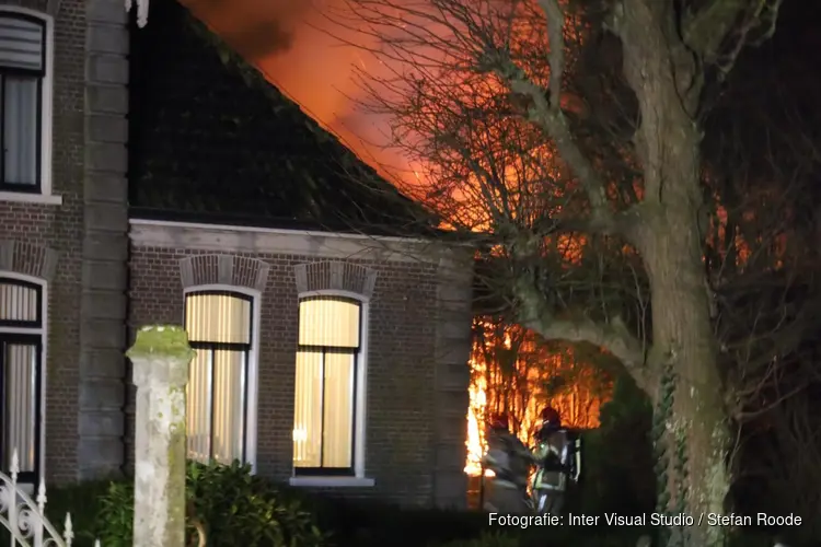 Brand in overkapping bij woning aan Jisperweg