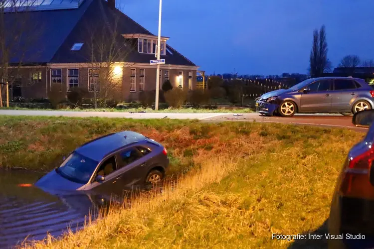 Ongeval op Oosthuizerweg in Noordbeemster: Auto te water