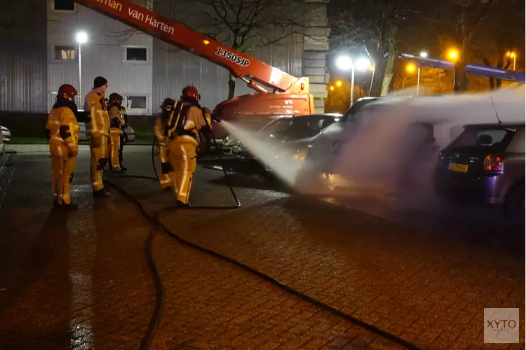 Twee auto&#39;s in brand op Leeuwerikplein