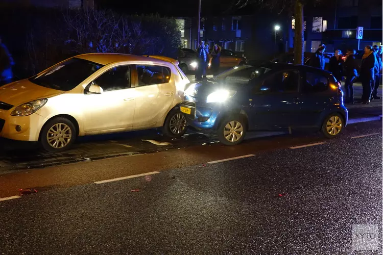 Onwel geworden man knalt op stilstaande auto