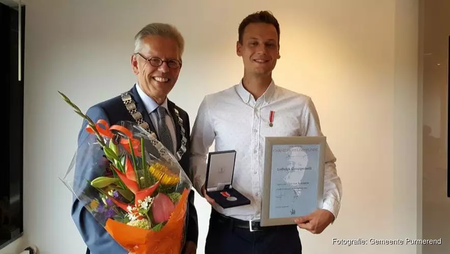 Tijs van Slageren ontvangt medaille voor heldendaad