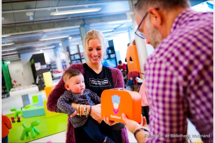 Voorlezen en liedjes zingen met de baby op schoot in Bibliotheek Purmerend