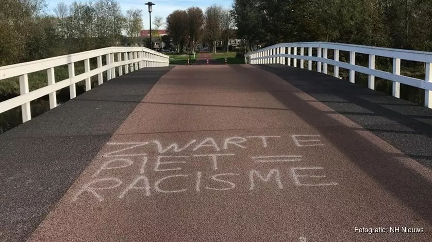 Anonieme vandalen bekladden Purmerend met anti-zwartepietenleus