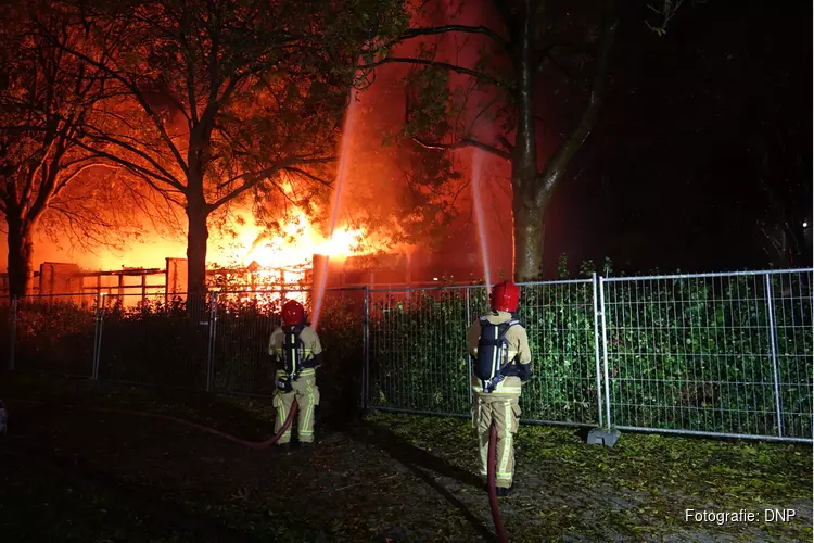 Mogelijk asbest vrijgekomen bij zeer grote brand in Purmerend