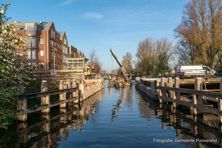 Brugval Hoornsebrug op zijn plek