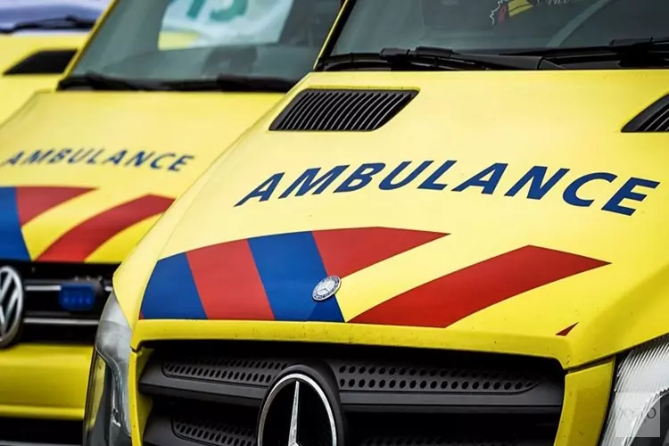 Auto te water in Noordbeemster, vrouw gewond