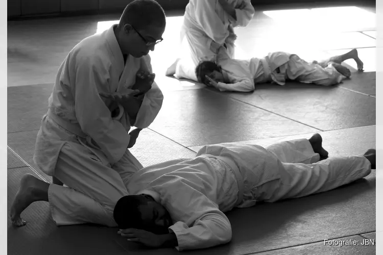 Aikidoleraar uit Purmerend in actie tijdens JBN aikidofestijn