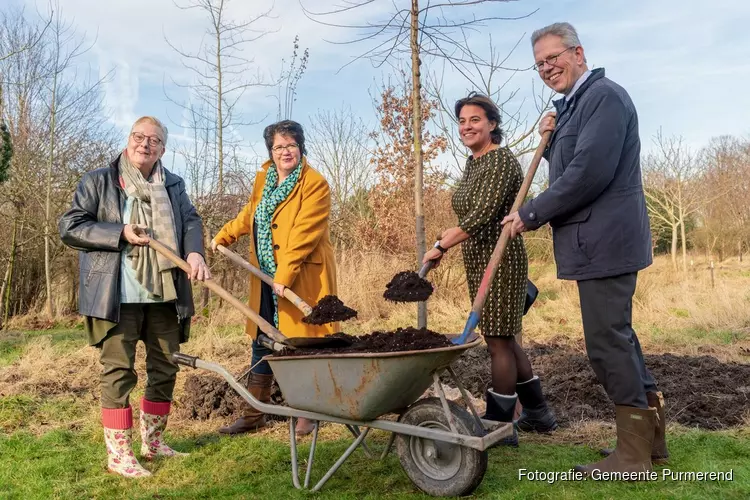 Burgemeesters Joyce van Beek en Don Bijl planten samen boom