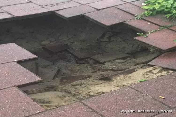 Fietser rijdt in sinkhole Purmer