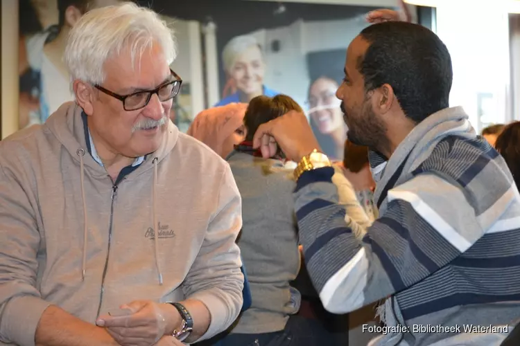 Speeddate tussen nieuwkomers en Nederlanders op het NL plein in de Bibliotheek