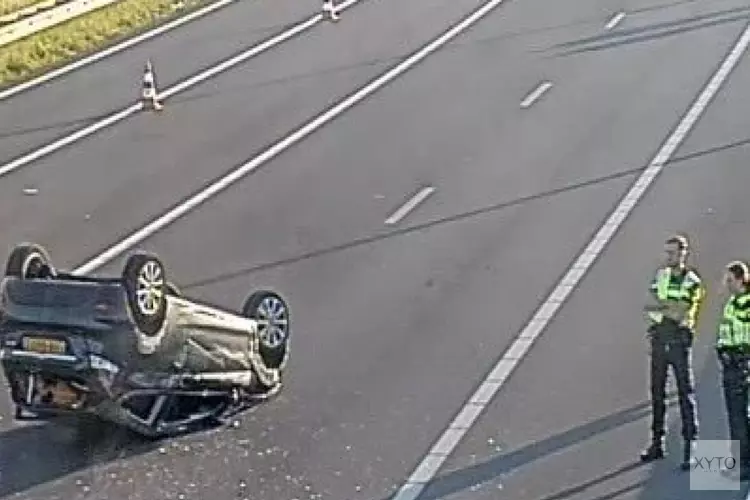 Auto slaat over de kop bij knooppunt Zaandam: vertraging richting Purmerend