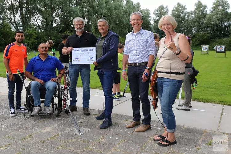 Special Forces neemt cheque in ontvangst van MarktstadRun Purmerend