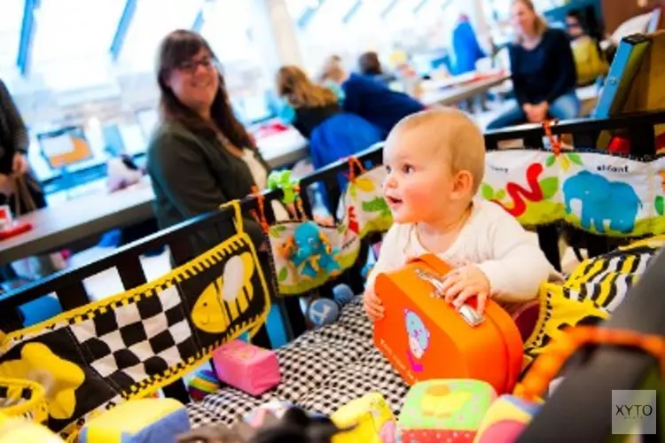 Voorlezen en liedjes zingen met de baby op schoot