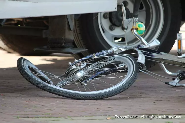 Fietsster onder vrachtwagen